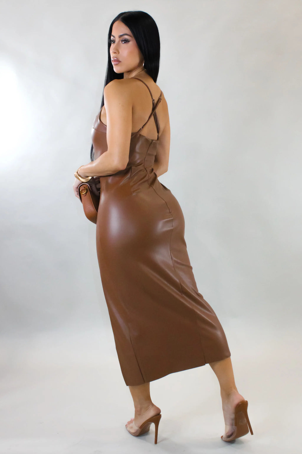 Te seducirá con un vestido midi - Camel